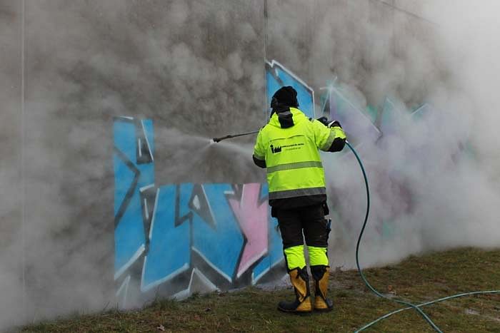 Klotterborttagning från vägg