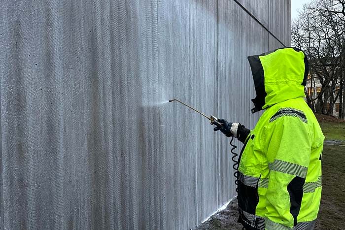 Klotterskydd som sprayas på vägg som ofta klottras på