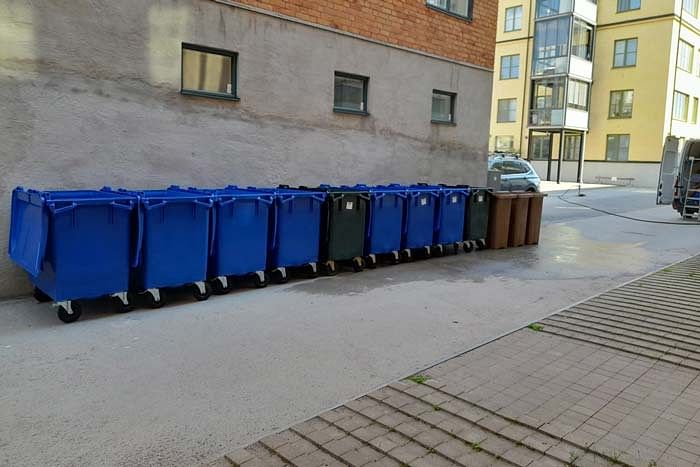 Sopkärl utanför lägenheter