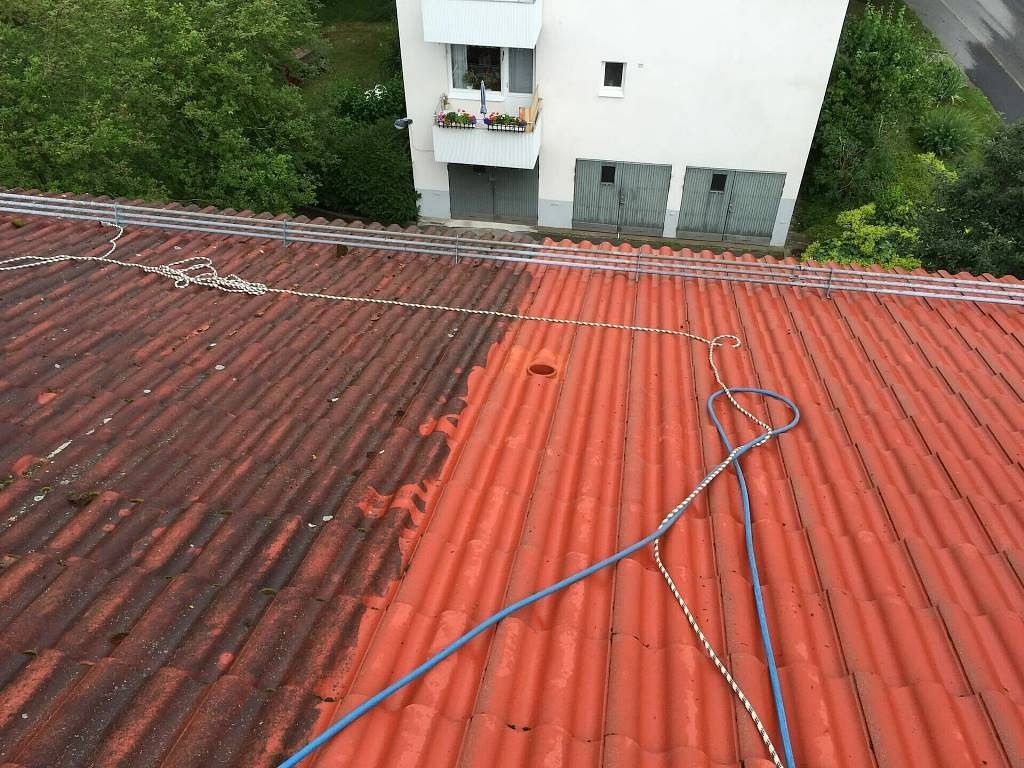 Taktvätt i Stockholm jämförelse på tvättat tak och otvättat tak | Industrimålning i Stockholm